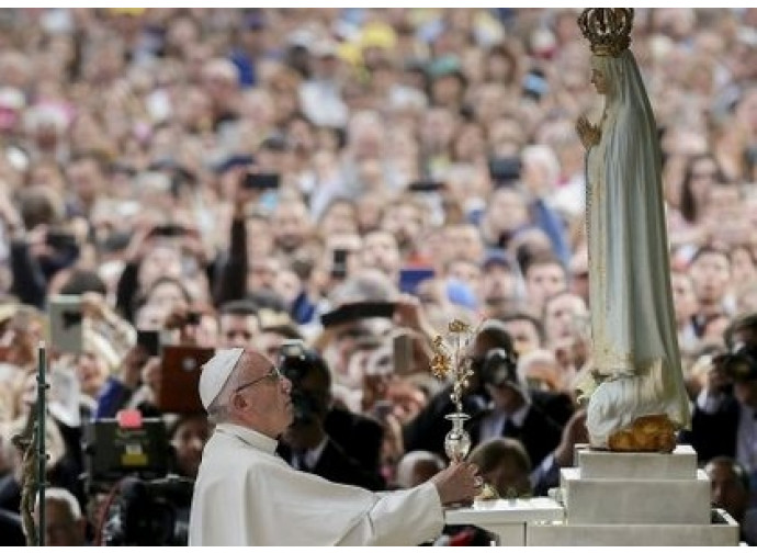 Papa Francesco davanti alla Madonna di Fatima